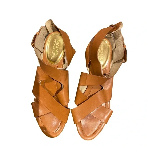 Michael Kors Tan strapy buckle low block heel sandals Sz 9.5 - Picture 16 of 16